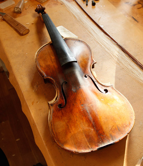restoring a violin in a Berlin studio